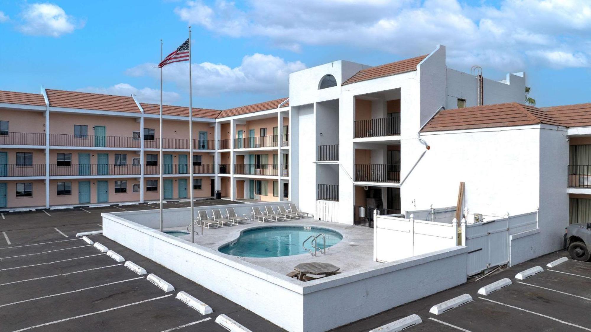 Windwater Hotel And Marina South Padre Island Exterior photo